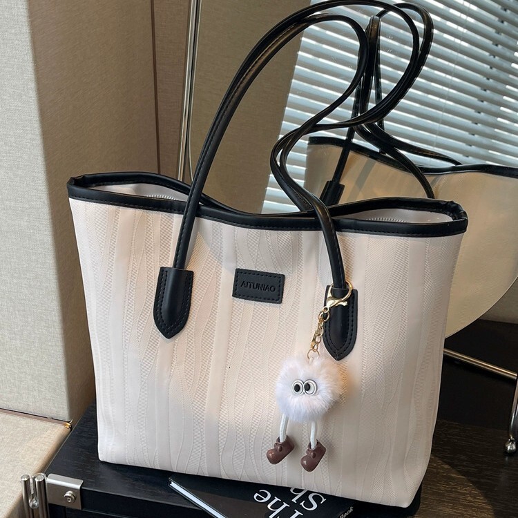 The new shoulder bag is designed specifically for women with a large capacity and high end feel It is a winter designer trend bag leisure for women