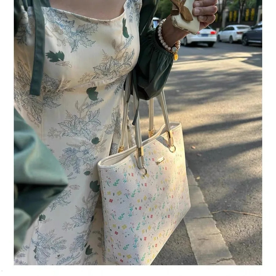 This trend year s popular high capacity ral women s trend new niche handbag for girls commuting shoulder bag designer handbag