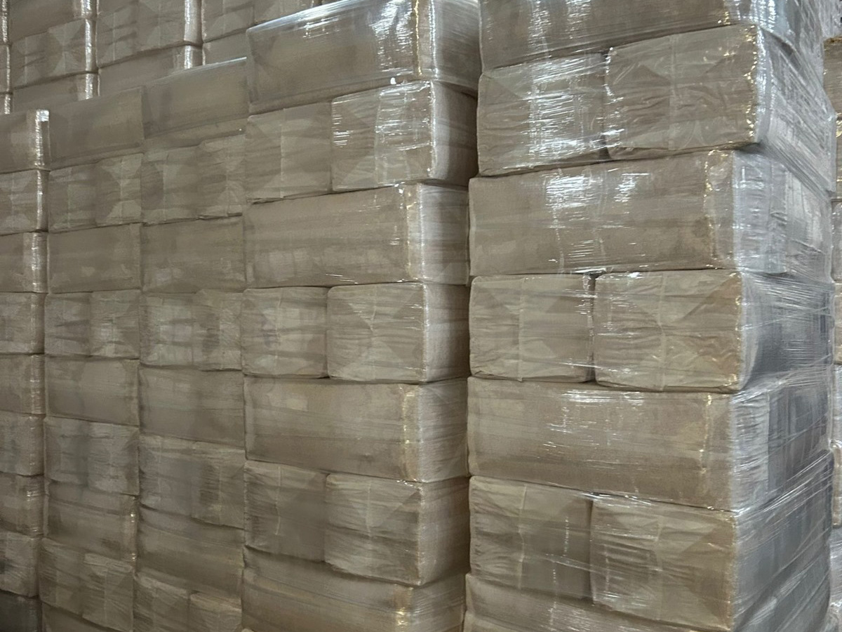 100% Natural Pine Wood Shavings Dust-Free 100x100 Large Leaves 20kg Bag for Horse Bedding & Pet Carriers Travel Products