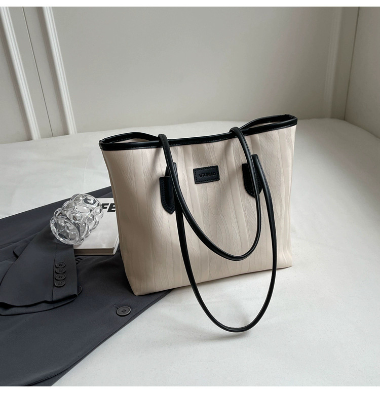 The new shoulder bag is designed specifically for women with a large capacity and high end feel It is a winter designer trend bag leisure for women