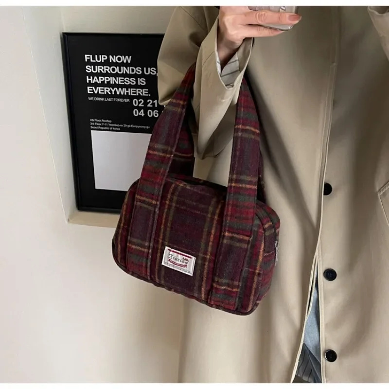 plain shoulder bag autumn and winter coarse plaid handbag Korean version retro shell British college shoulder bag 241122
