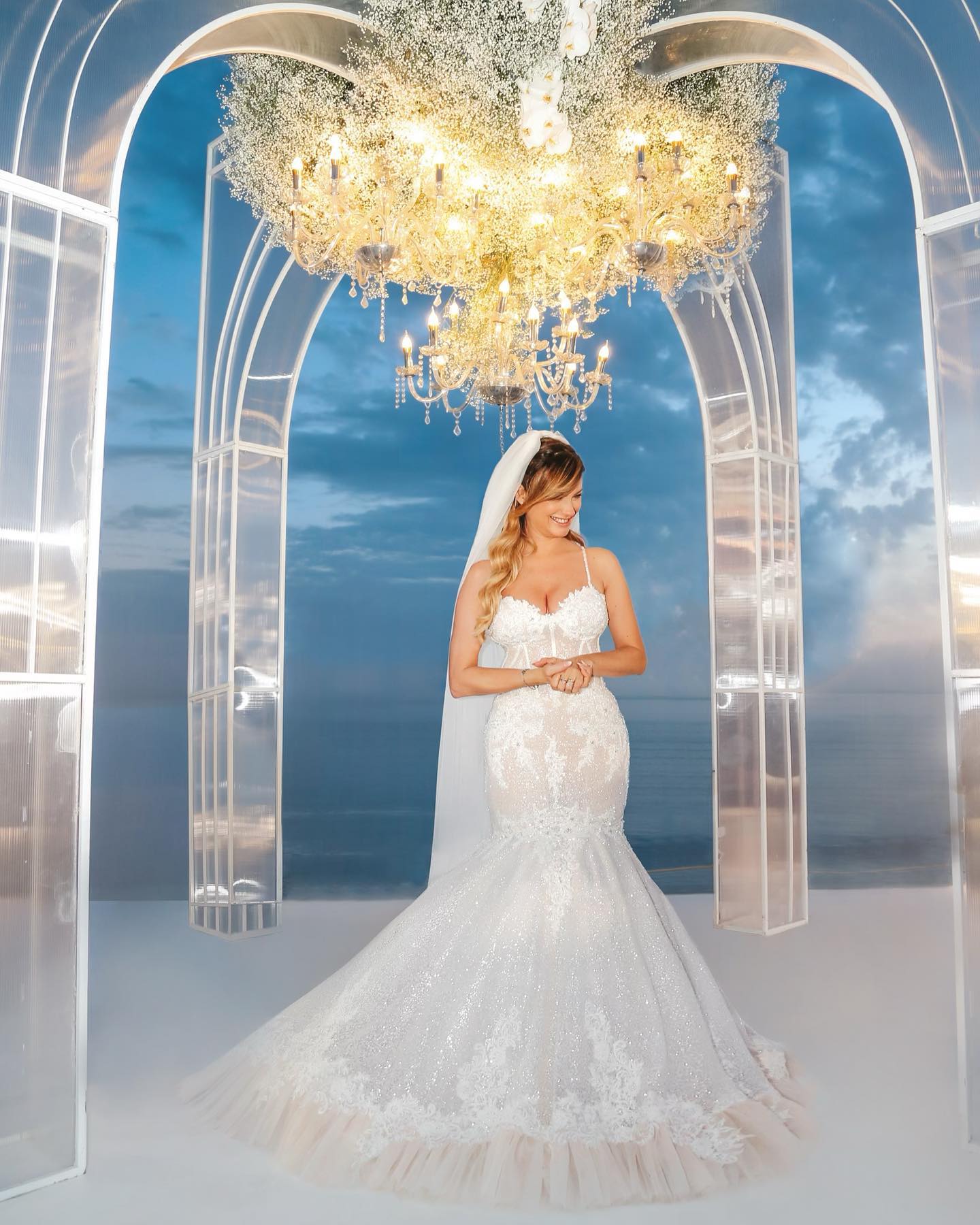 2024 Bling Lace Sweetheart Mermaid Wedding Dress With spaghetti straps Sleeveless Beading Pearls Appliques Trumpet Bridal Gowns With Ruffled Train