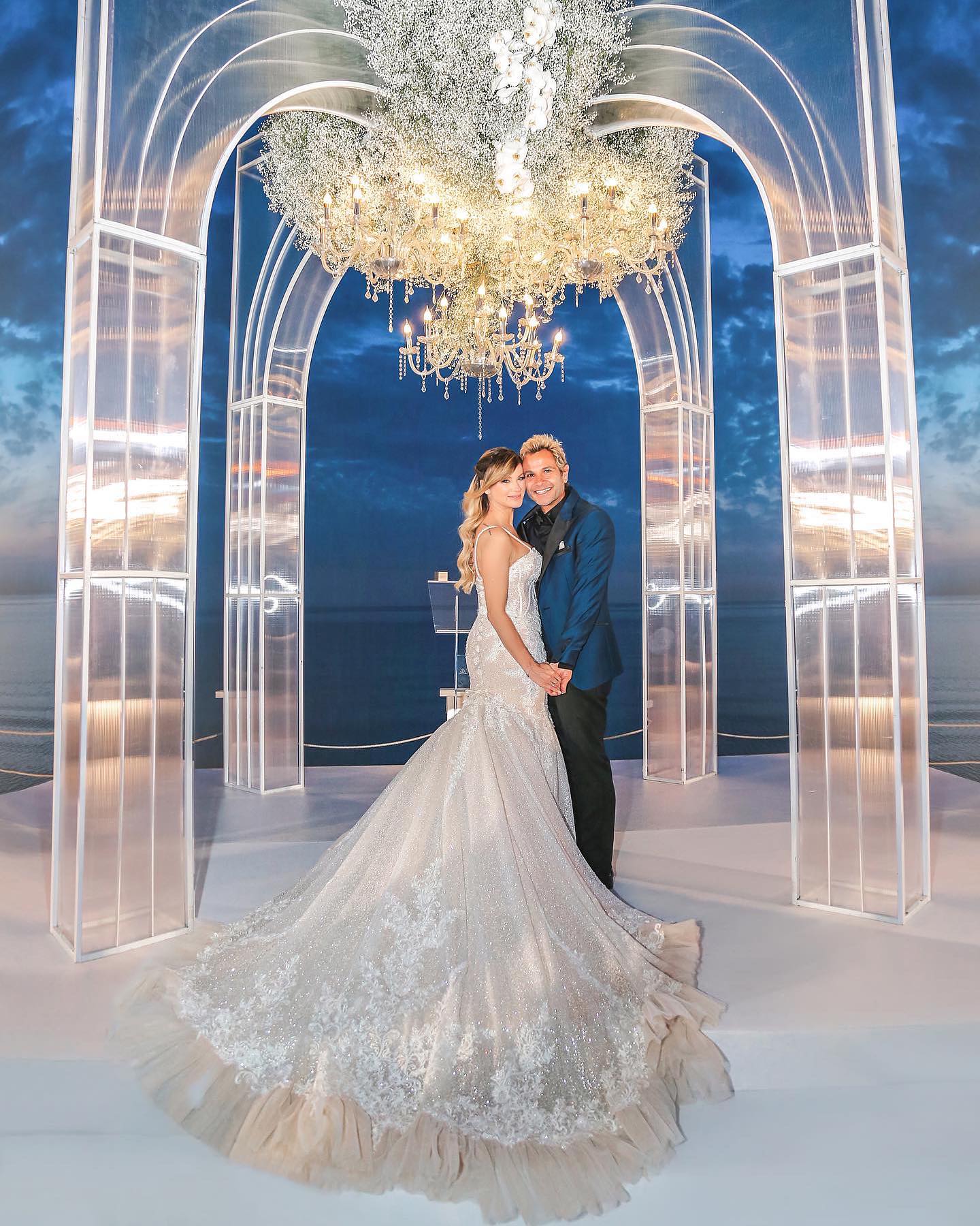 2024 Bling Lace Sweetheart Mermaid Wedding Dress With spaghetti straps Sleeveless Beading Pearls Appliques Trumpet Bridal Gowns With Ruffled Train