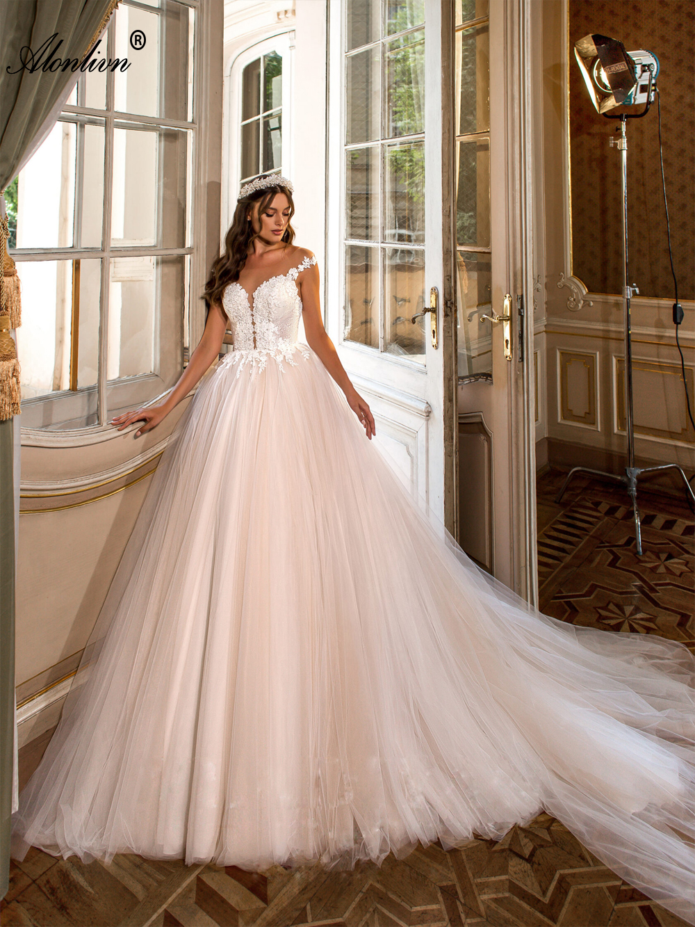 Stunning Sliky Tulle Sheer V-Neck A-Line Wedding Dress Appliques Lace Sleeveless Bridal Gowns