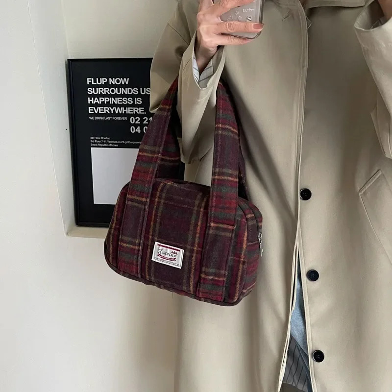 plain shoulder bag autumn and winter coarse plaid handbag Korean version retro shell British college shoulder bag 241122