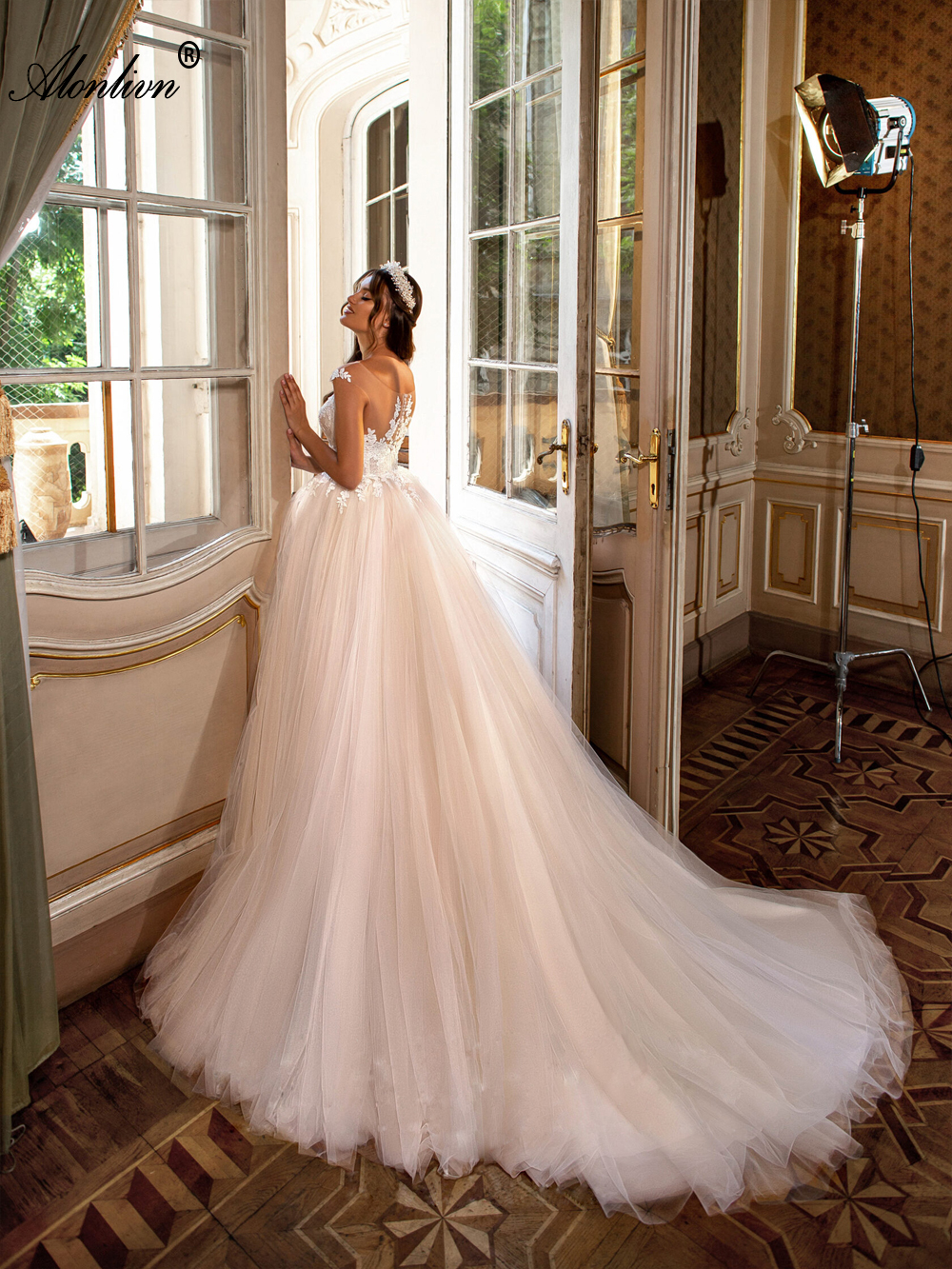 Stunning Sliky Tulle Sheer V-Neck A-Line Wedding Dress Appliques Lace Sleeveless Bridal Gowns