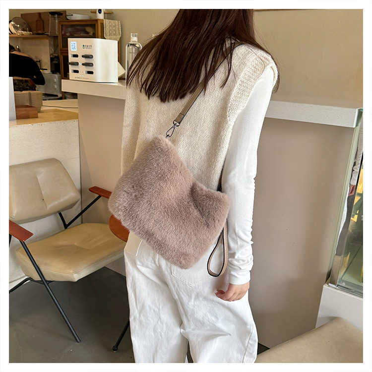 Autumn and winter imitation fur bag square tube bag solid color women's handbag diagonal cross fashion trend commuting daily bucket bag