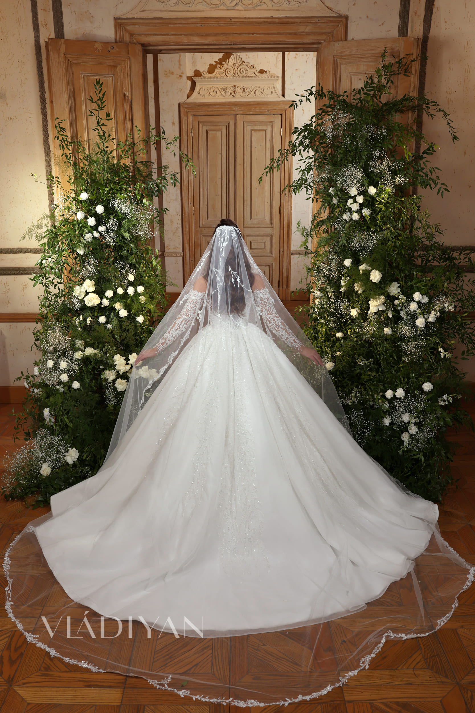 Charming Plus Size Lace Wedding Dresses Off The Shoulder Plunging Necke Bridal Gowns Beaded A e Long Sleeves Tulle Vestido De Novia
