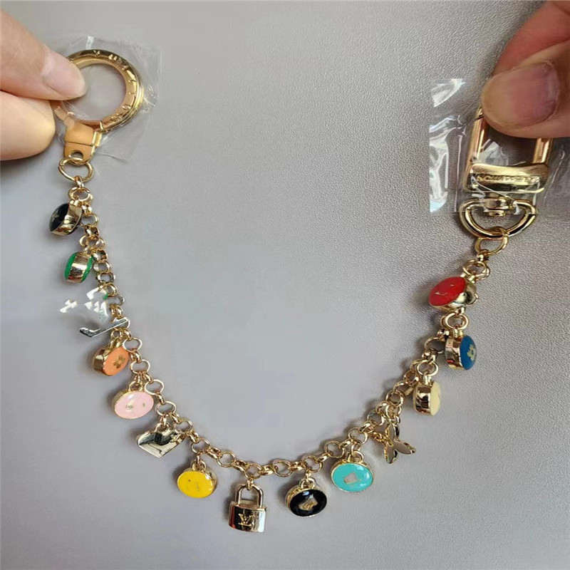 Luxury designers keychains Letters withdiamonds designers keychain top Car Key Chain Women Buckle jewelry Keyring Bags Pendant Exquisite Gift