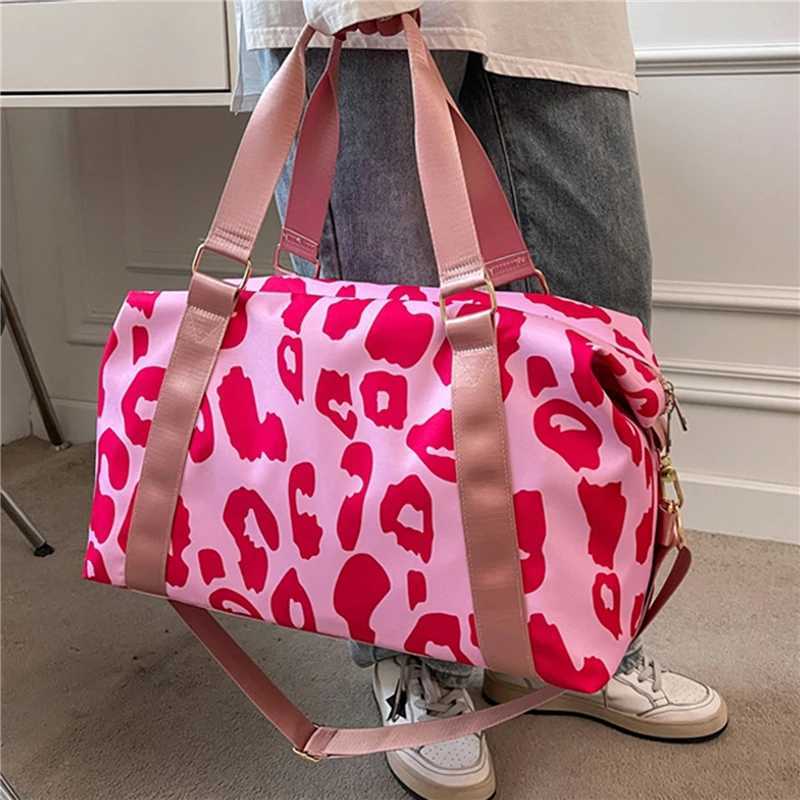 2023 New Fiable Travel Duffle Bags Women Leopard Big Nyl Tote Fitness Gym Ladies Weekend Handbags Wet And Dry SeparatiXJ241122