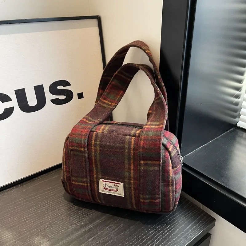 plain shoulder bag autumn and winter coarse plaid handbag Korean version retro shell British college shoulder bag 241122