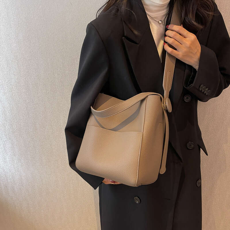 2025 Wide Strap Message Handbag Women Shoulder Bags Leather Soft Casual Bucket Large Capacity Simple Multi-function Tote