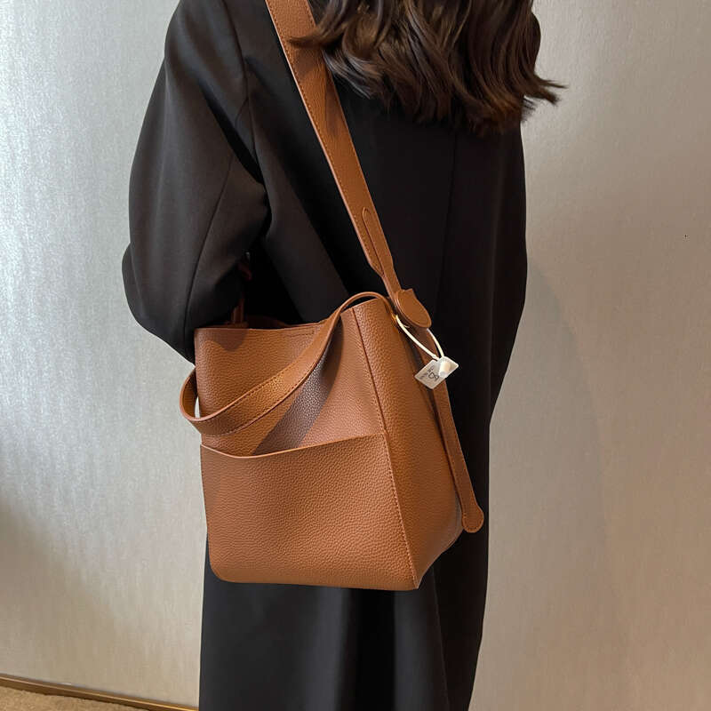 2025 Wide Strap Message Handbag Women Shoulder Bags Leather Soft Casual Bucket Large Capacity Simple Multi-function Tote