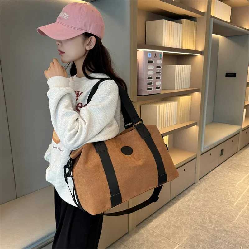 New Suede Travel Handbag Womens Portable Sports and Fitness Bag Mens Large Capacity Fiable Short Distance Travel TotesXJ241122