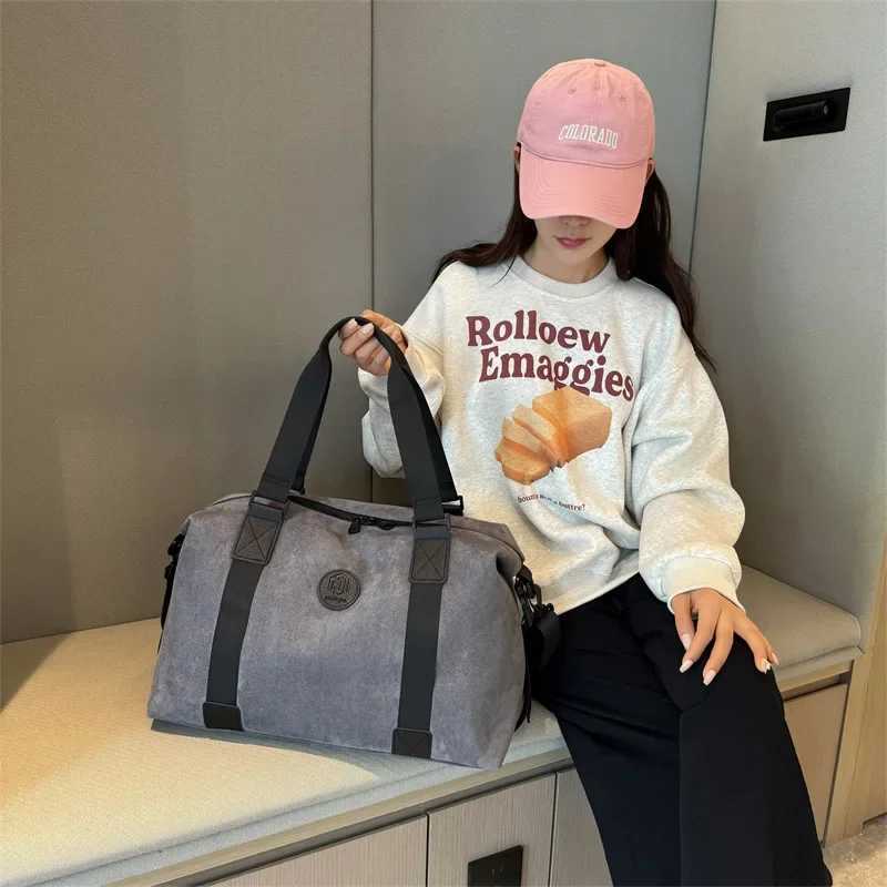 New Suede Travel Handbag Womens Portable Sports and Fitness Bag Mens Large Capacity Fiable Short Distance Travel TotesXJ241122