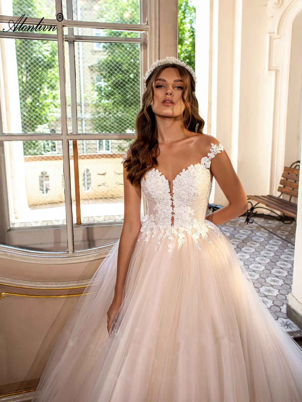 Stunning Sliky Tulle Sheer V-Neck A-Line Wedding Dress Appliques Lace Sleeveless Bridal Gowns