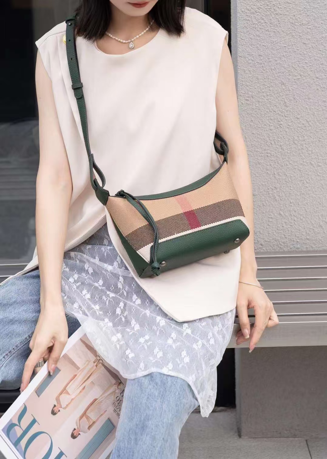 Free Shipping Premium Plaid Armpit Spring New Luxury Slanted Crescent Retro Shoulder Bag