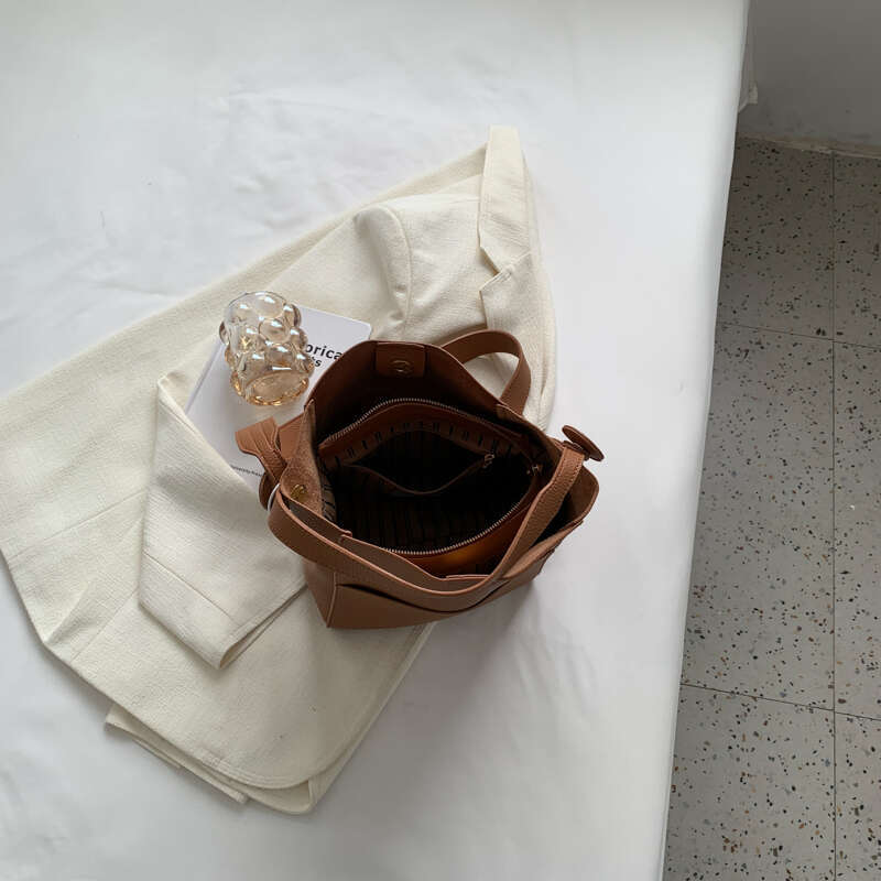 2025 Wide Strap Message Handbag Women Shoulder Bags Leather Soft Casual Bucket Large Capacity Simple Multi-function Tote