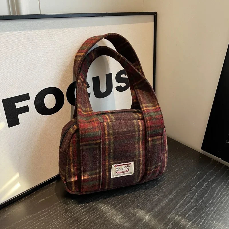 plain shoulder bag autumn and winter coarse plaid handbag Korean version retro shell British college shoulder bag 241122