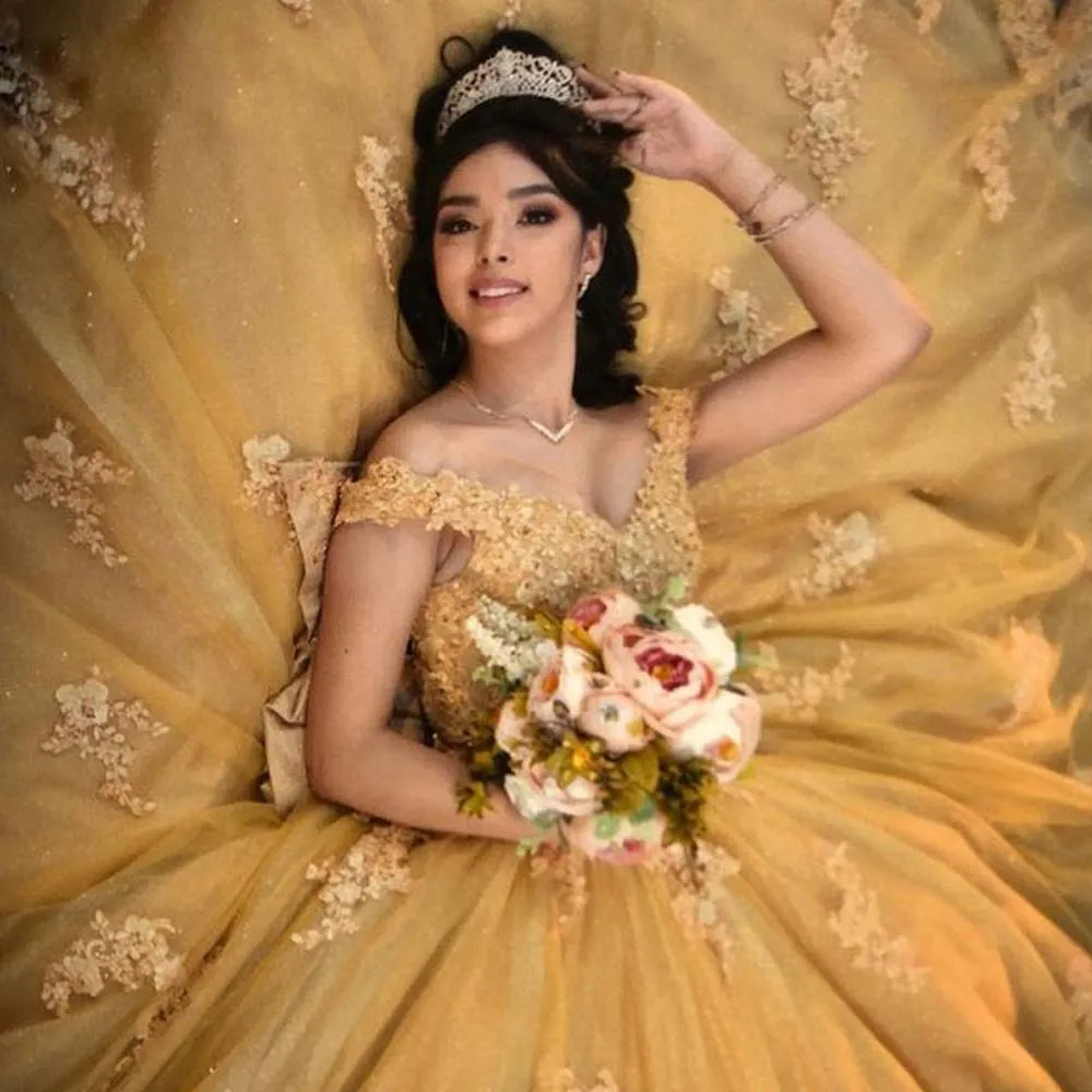 Gold Princess Quinceanera Dresses With Bow Back Lace Appliques Floor Length Off Shoulder Ball Gown Prom Sweet 16 Dress 2024 Vestido De 15 VX Anos