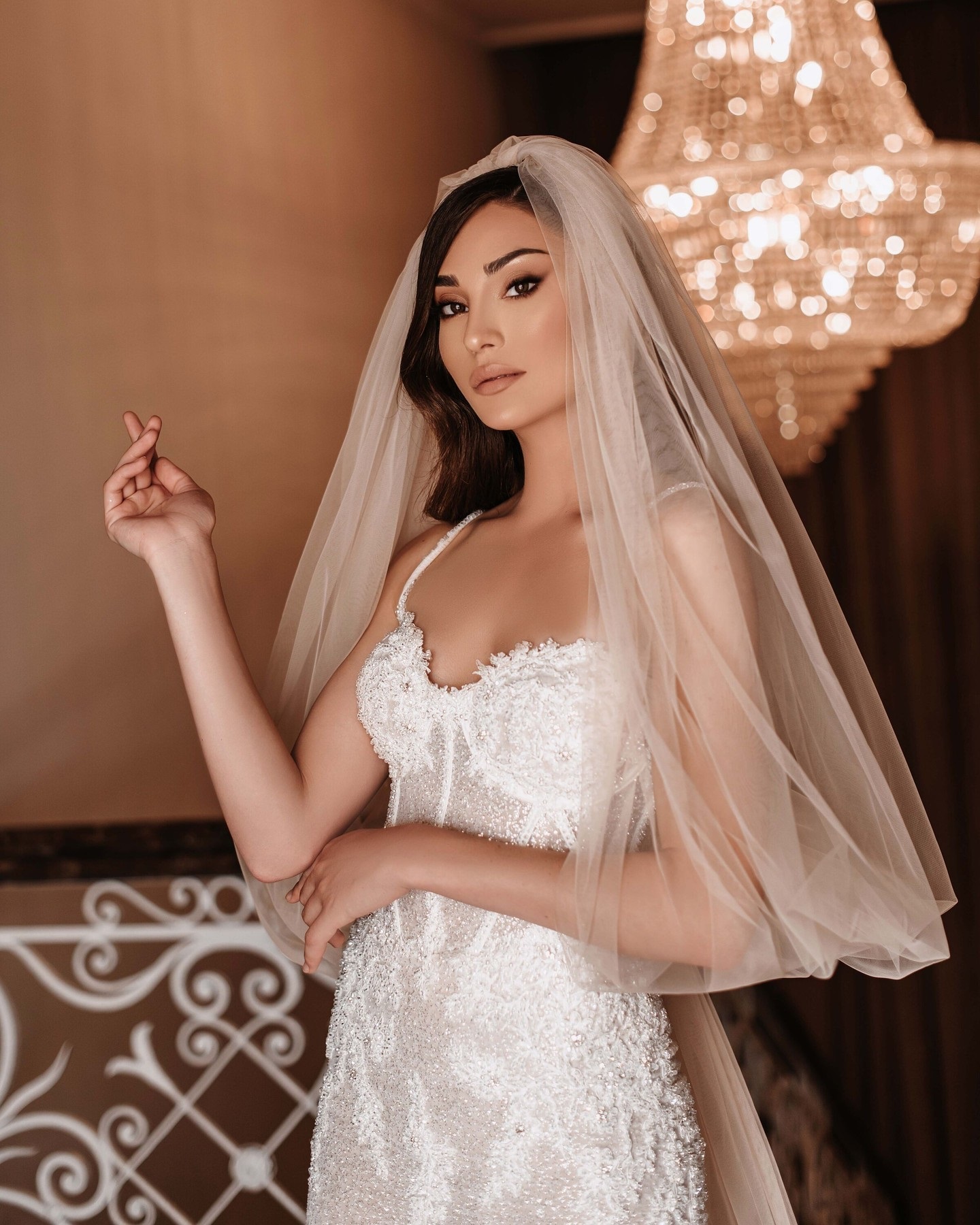 2024 Bling Lace Sweetheart Mermaid Wedding Dress With spaghetti straps Sleeveless Beading Pearls Appliques Trumpet Bridal Gowns With Ruffled Train