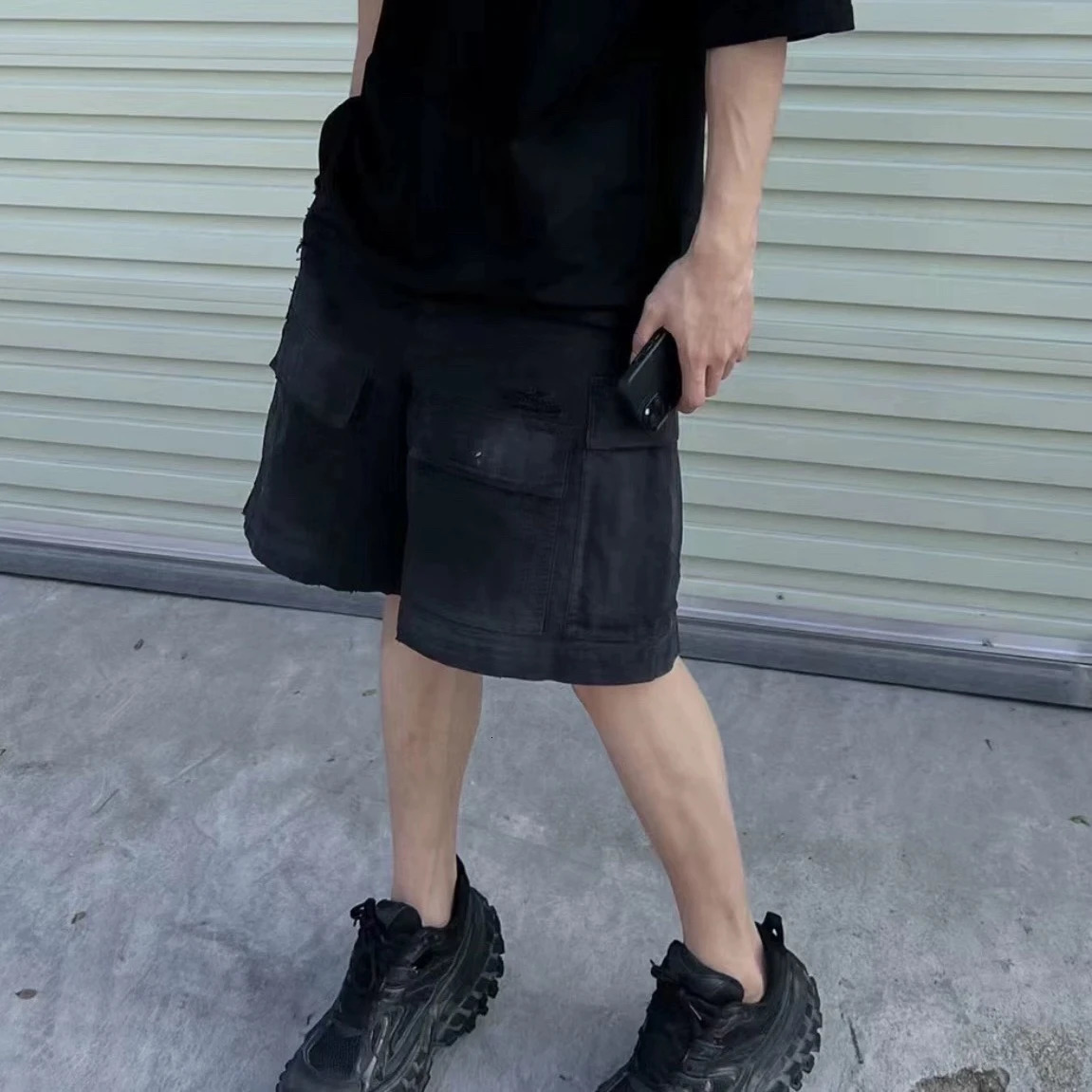 Vintage Ripped Damaged Black Cargo Shorts for Men High Street Wide Leg Baggy Overalls Distressed Summer Knee Length Pants 240409