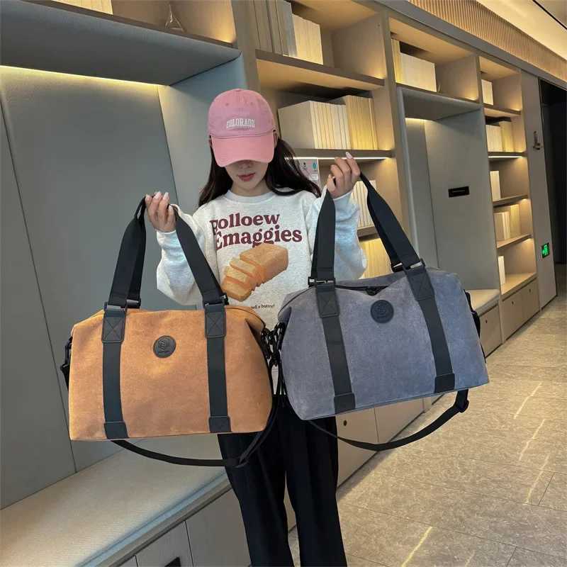 New Suede Travel Handbag Womens Portable Sports and Fitness Bag Mens Large Capacity Fiable Short Distance Travel TotesXJ241122