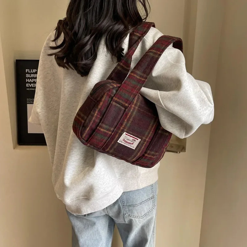 plain shoulder bag autumn and winter coarse plaid handbag Korean version retro shell British college shoulder bag 241122