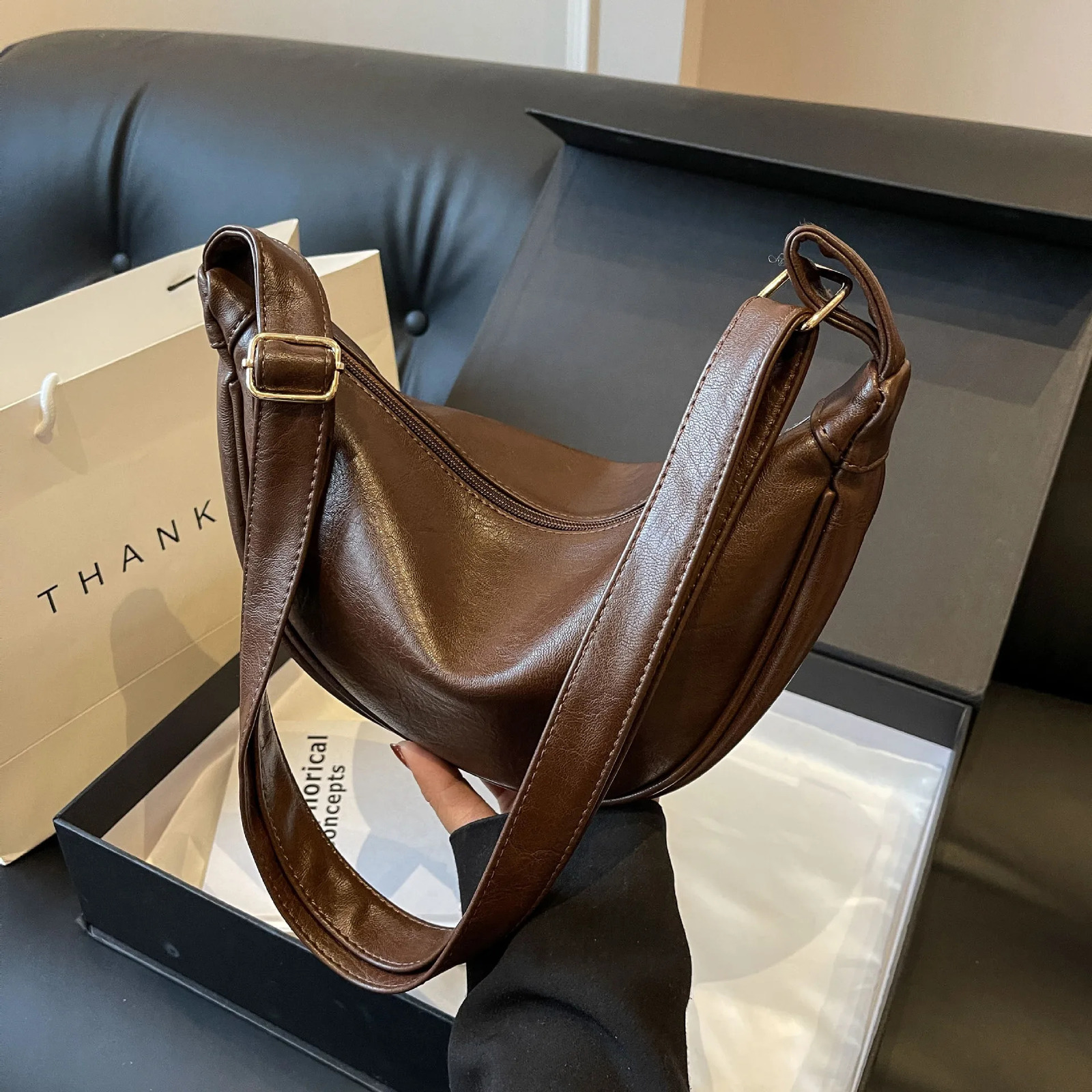 Retro Tramp Bag Womens Half Moon Shoulder Bag Large Capacity PU Leather Zipper Cross Body Bag Solid Color Handbag 241122