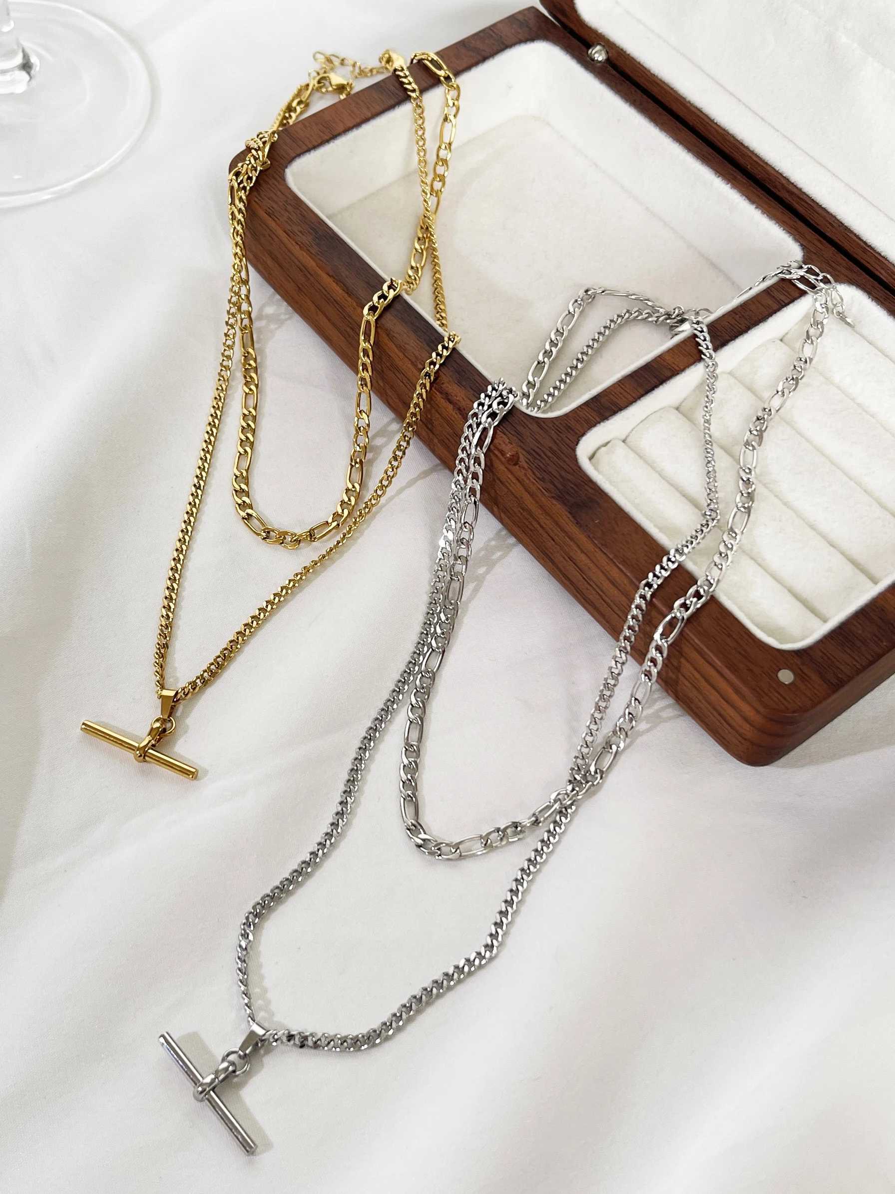 European and American best-selling 7-piece fashionable and simple stainless steel necklace and bracelet set. Smooth cross design.