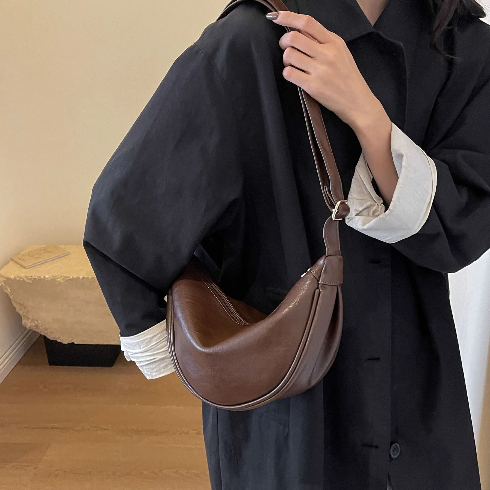 Retro Tramp Bag Womens Half Moon Shoulder Bag Large Capacity PU Leather Zipper Cross Body Bag Solid Color Handbag 241122