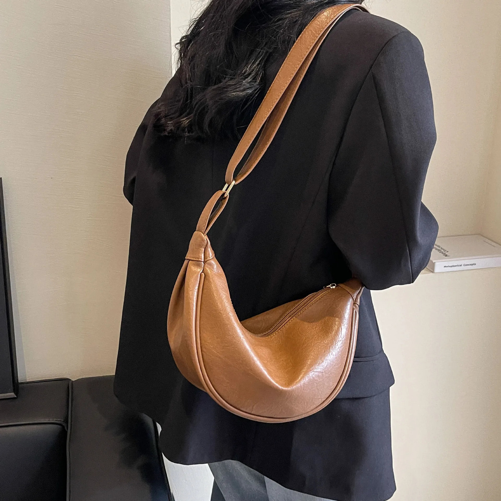 Retro Tramp Bag Womens Half Moon Shoulder Bag Large Capacity PU Leather Zipper Cross Body Bag Solid Color Handbag 241122