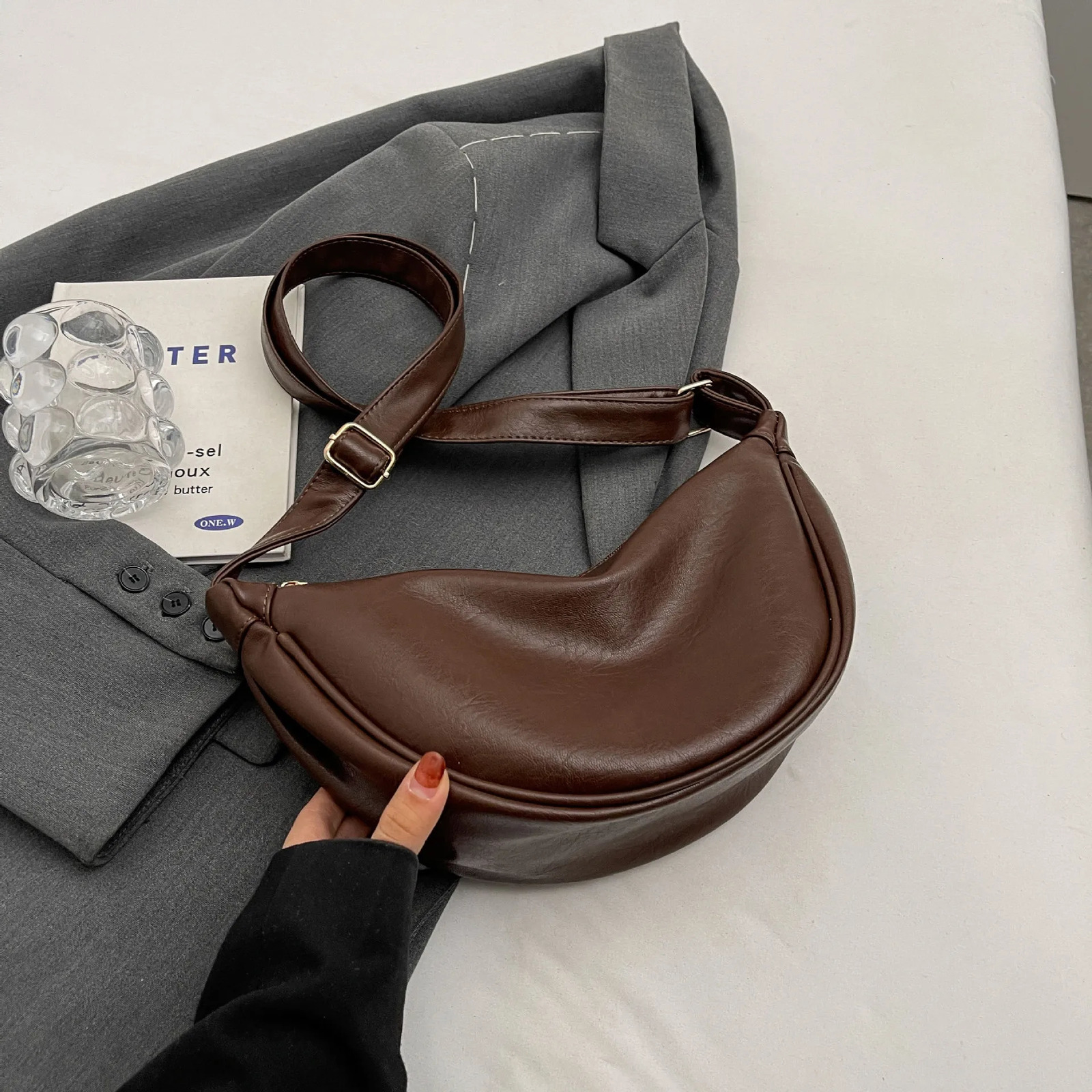 Retro Tramp Bag Womens Half Moon Shoulder Bag Large Capacity PU Leather Zipper Cross Body Bag Solid Color Handbag 241122