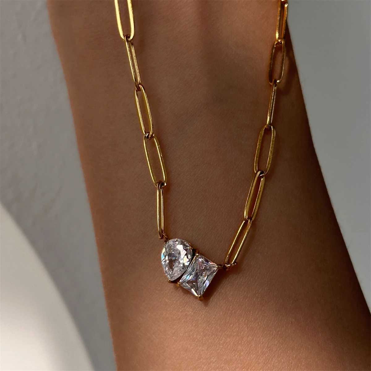 New Pear shed Square Zircon Necklace Vintage Necklace Womens Electroplated 18k Gold Color ProtectionX241123