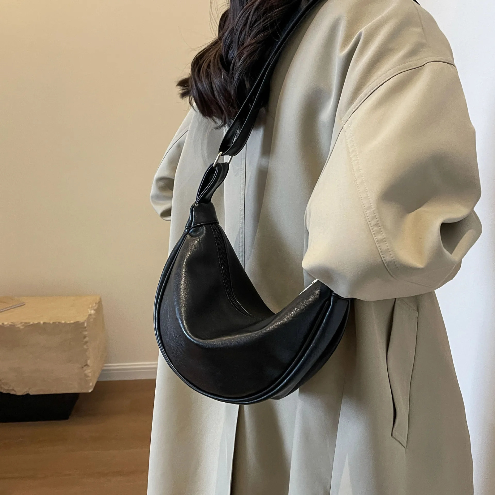 Retro Tramp Bag Womens Half Moon Shoulder Bag Large Capacity PU Leather Zipper Cross Body Bag Solid Color Handbag 241122