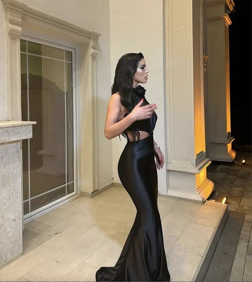 Black Mermaid Bridesmaid Dresses for Women Halter Beaded Cutout Sweep Train Cutaway Sides 3d Flowers Pleats Evening Party Gowns 2024