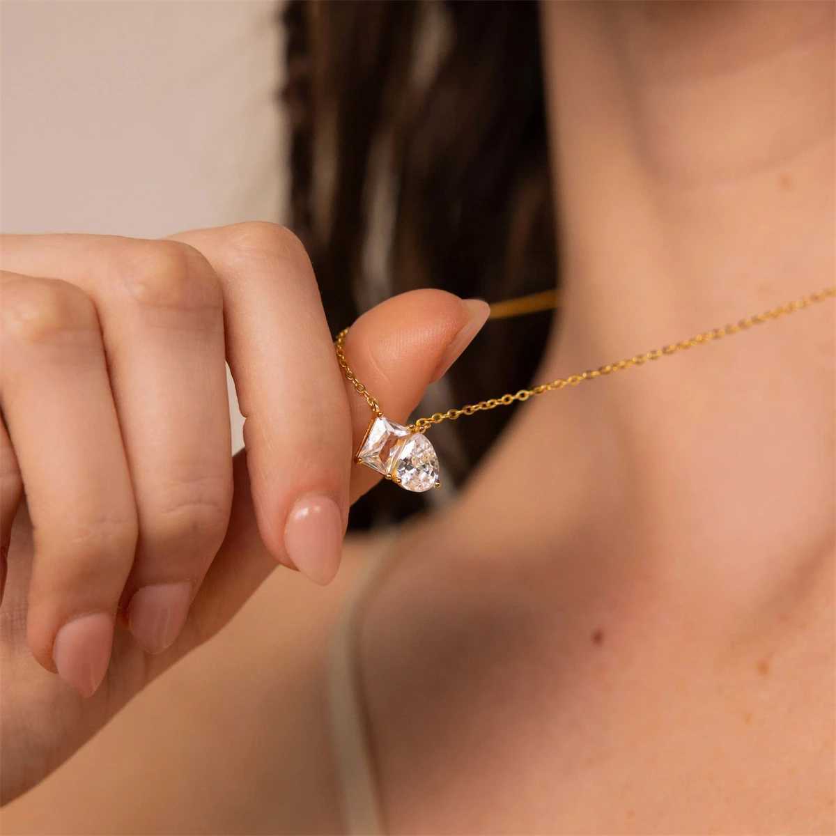 New Pear shed Square Zircon Necklace Vintage Necklace Womens Electroplated 18k Gold Color ProtectionX241123