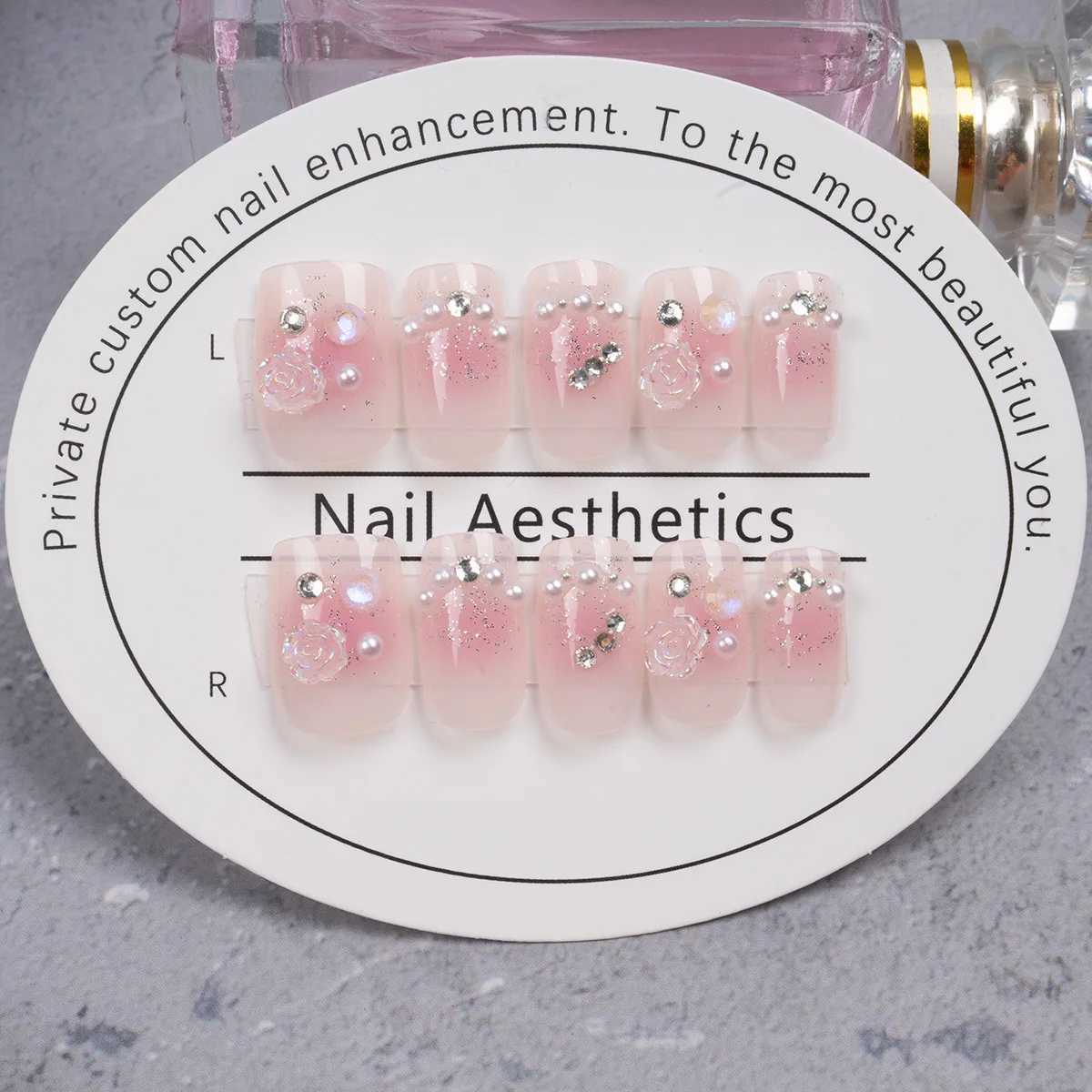 24 fake nails with 1 nail glue and 1 nail fileW241125