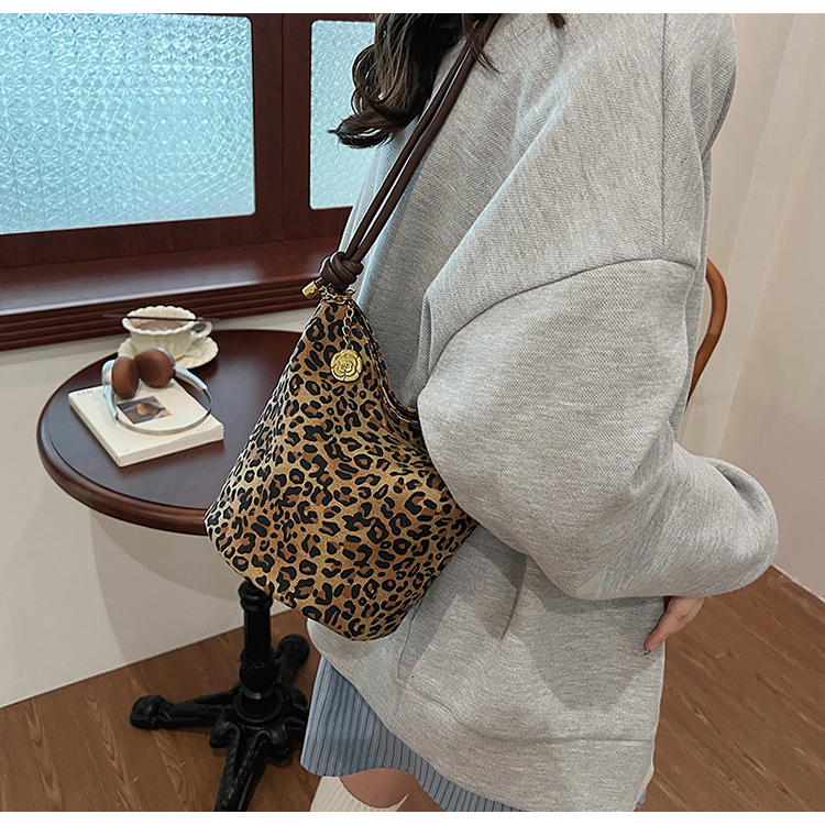 Leopard Print Women's Autumn Niche Design Fashionable Shoulder Super Popular Crossbody Bucket Bag PU