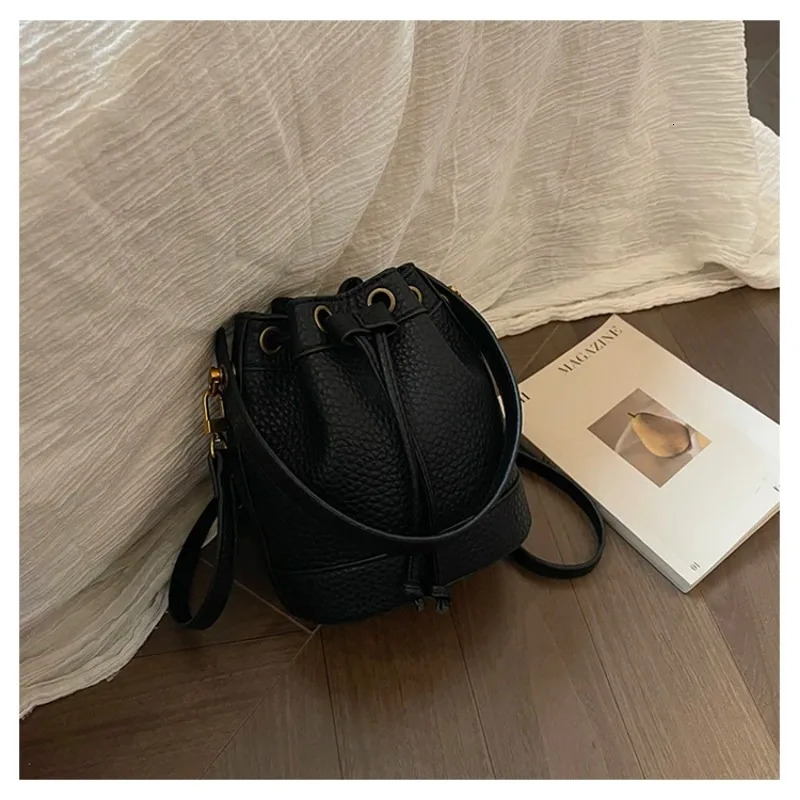 Leather Bucket Women's 2025 New Designer Handbag Fashionablg Lightweight Niche Cowhide Large Capacity Crossbody Shoulder Bag