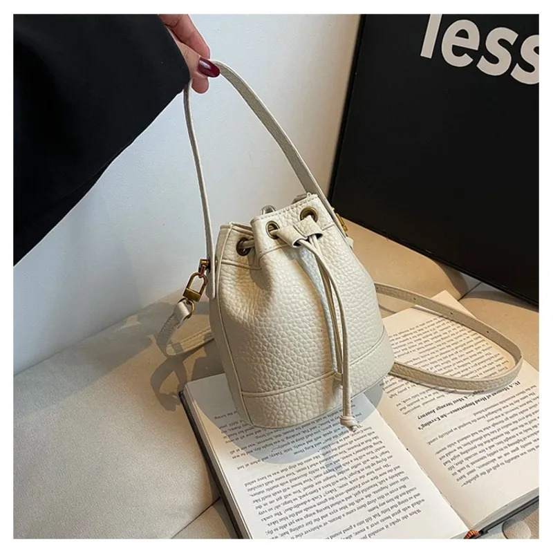 Leather Bucket Women's 2025 New Designer Handbag Fashionablg Lightweight Niche Cowhide Large Capacity Crossbody Shoulder Bag