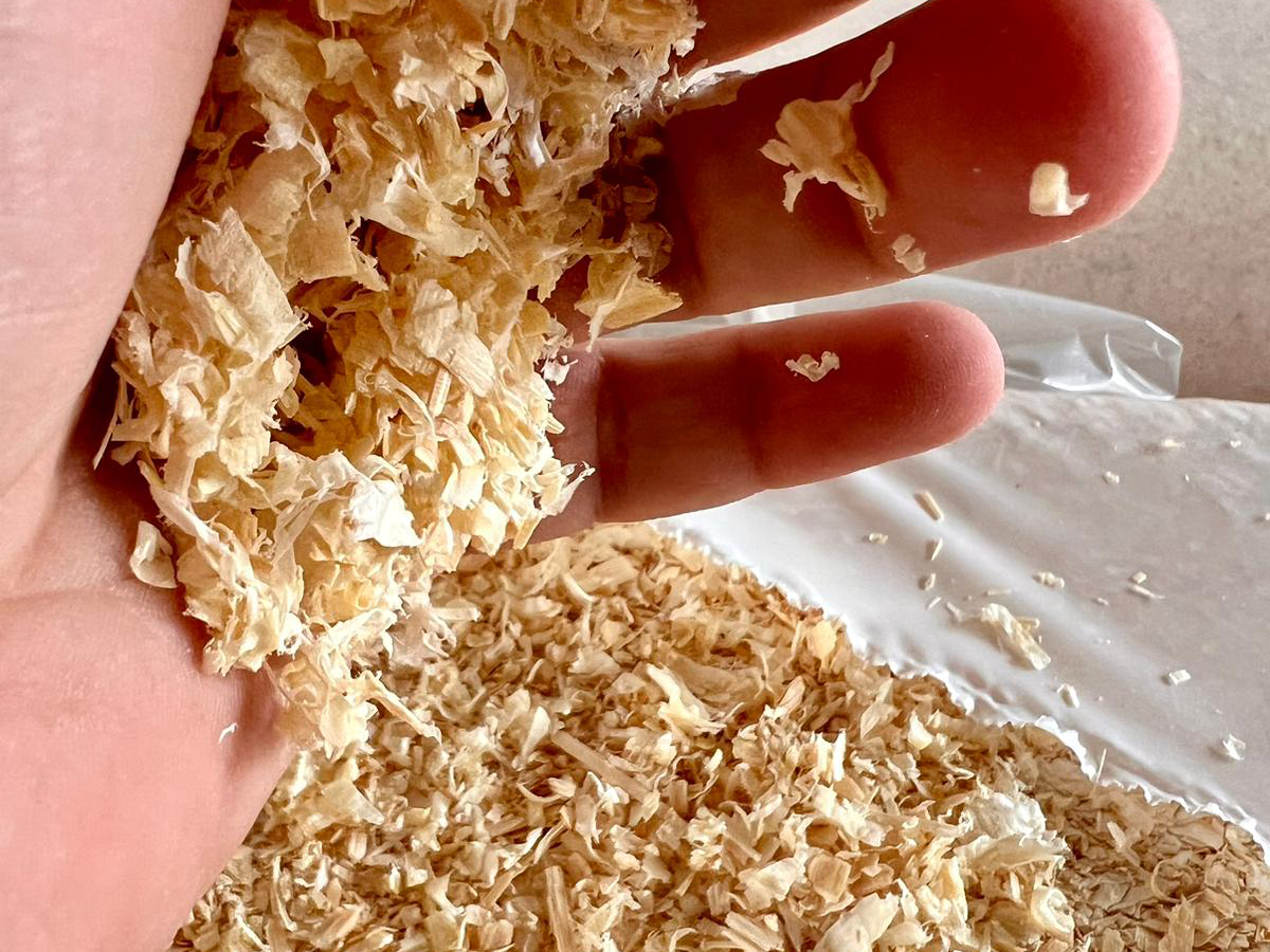 100% Natural Pine Wood Shavings Dust-Free 20kg Medium to Large Leaf Pet Bedding for Carriers & Travel Products