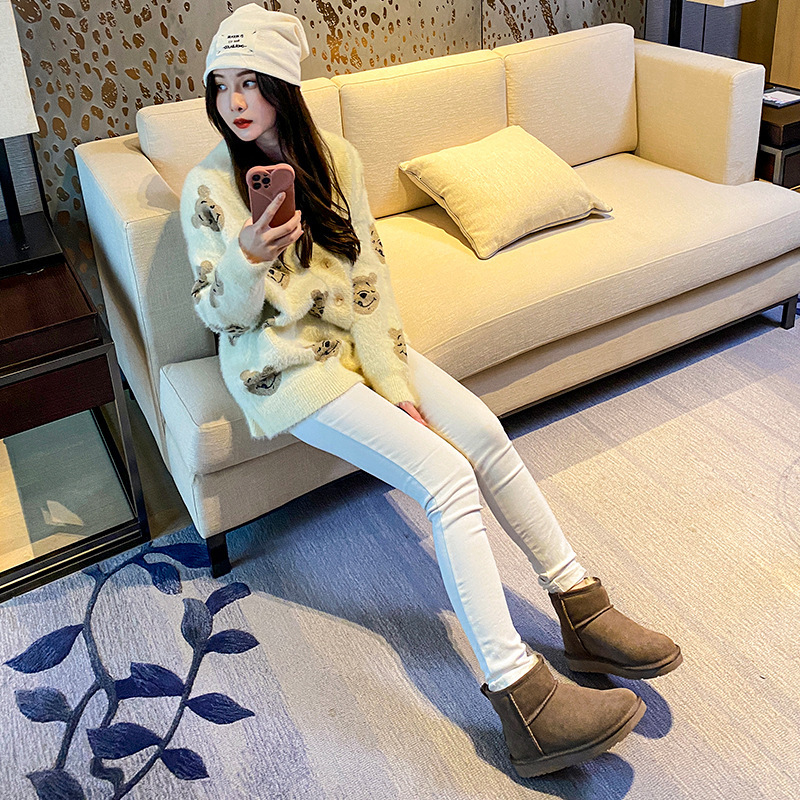 designer fashion Women's snow boots 2024 new cowhide anti slip winter warm and plush thick classic short tube snow cotton boots for women bf7