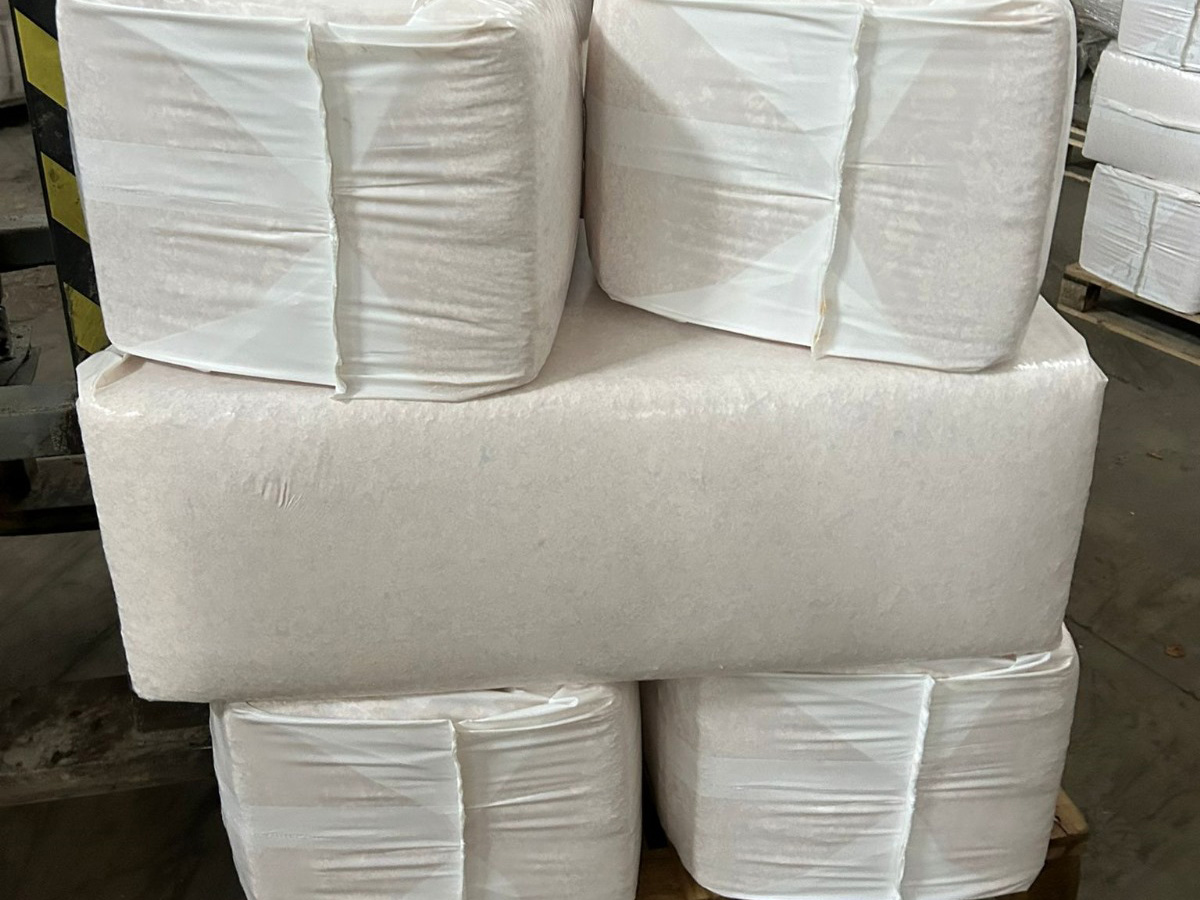 100% Natural Pine Wood Shavings Dust-Free 100x100 Large Leaves 20kg Bag for Horse Bedding & Pet Carriers Travel Products