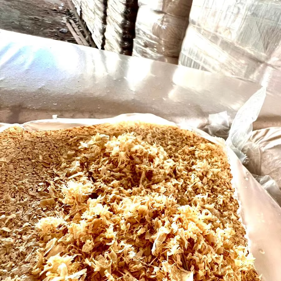 100% Natural Dust-Free Pine Wood Shavings 20kg Medium to Large Leaf Pet Bedding for Carriers & Travel Products