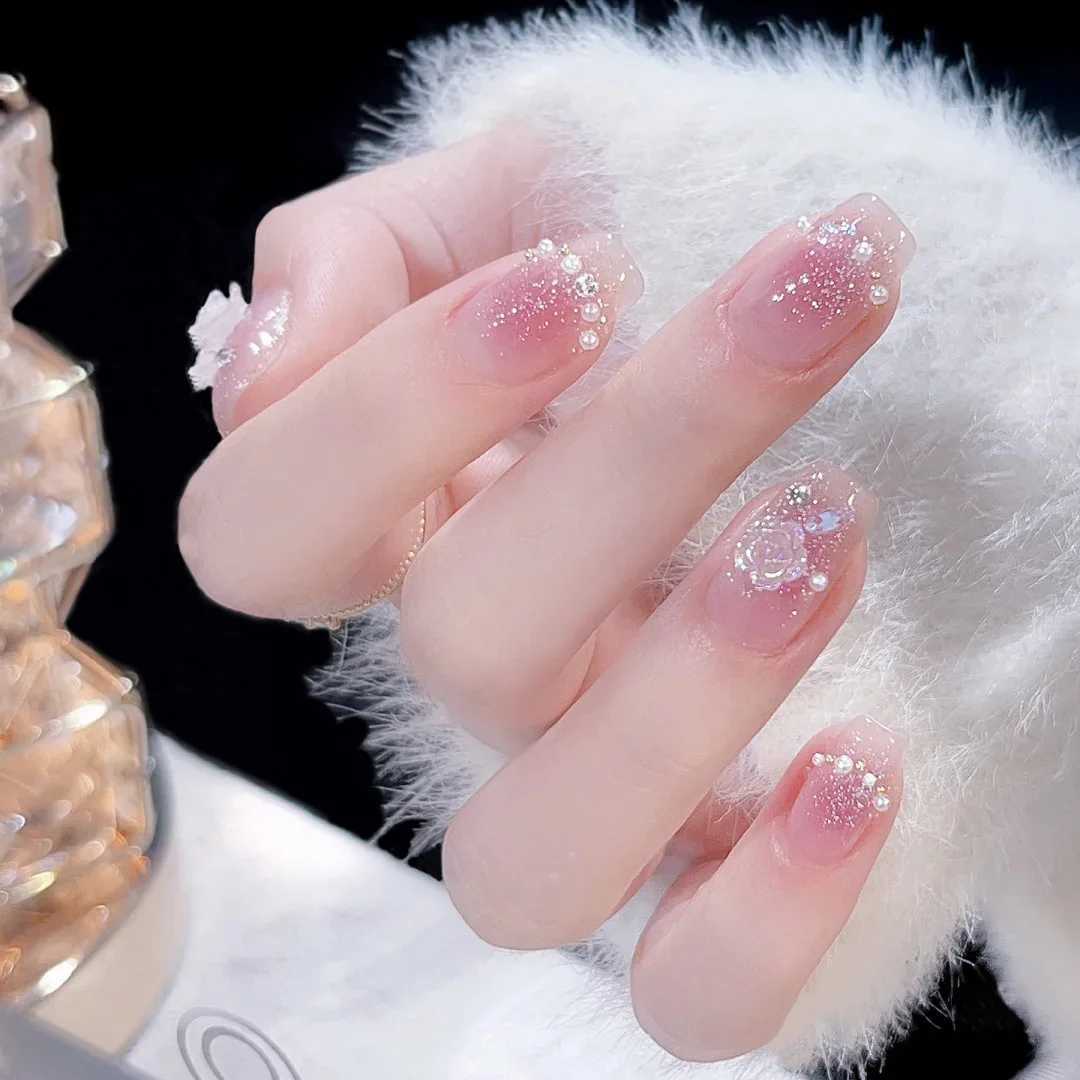 24 fake nails with 1 nail glue and 1 nail fileW241125