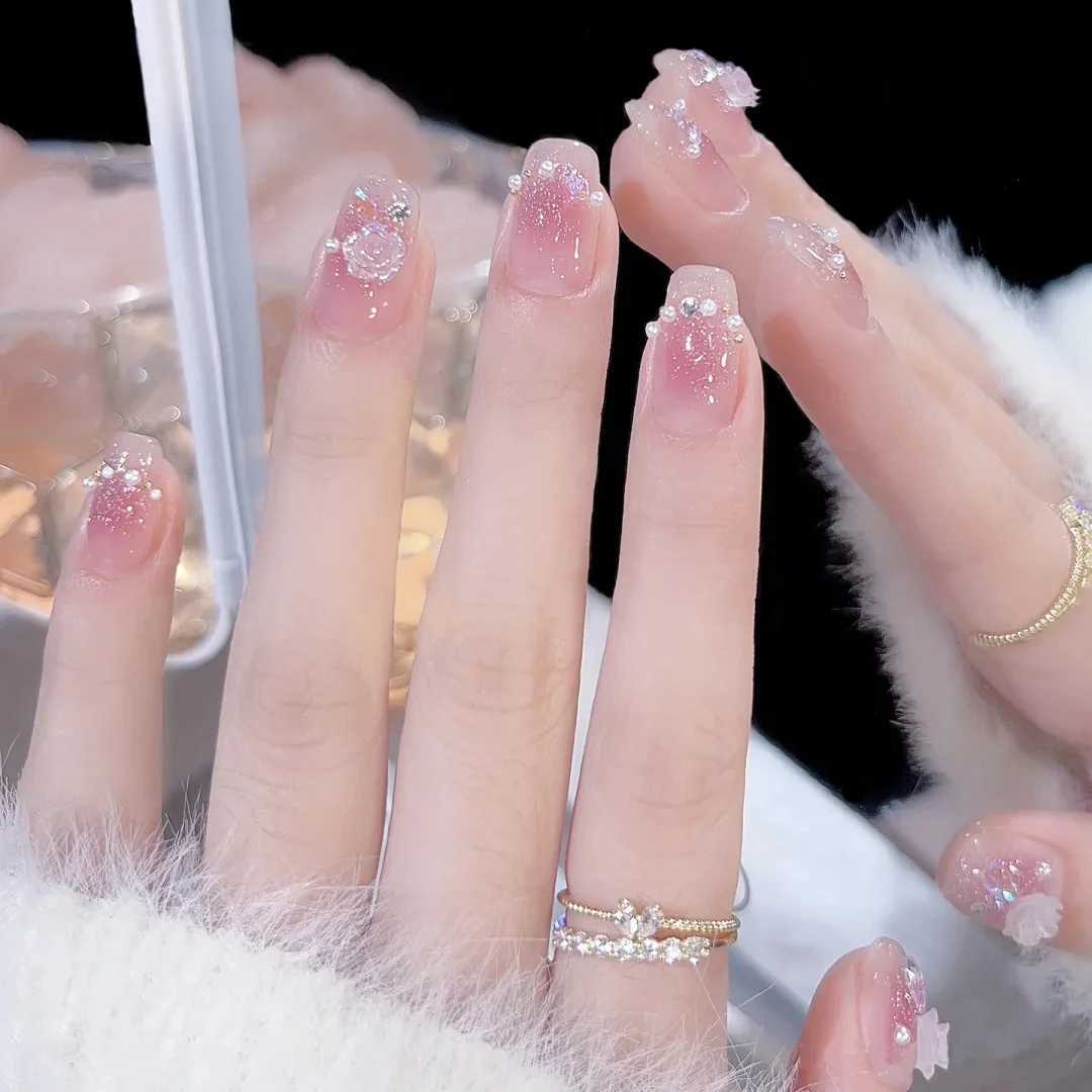 24 fake nails with 1 nail glue and 1 nail fileW241125