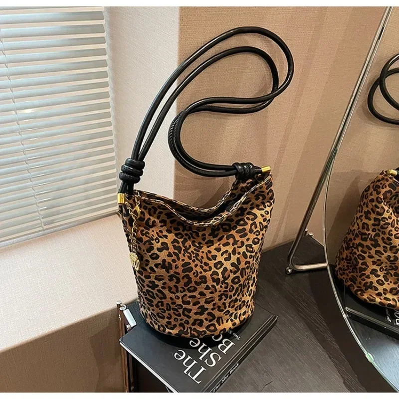 Leopard Print Women's Autumn Niche Design Fashionable Shoulder Super Popular Crossbody Bucket Bag PU
