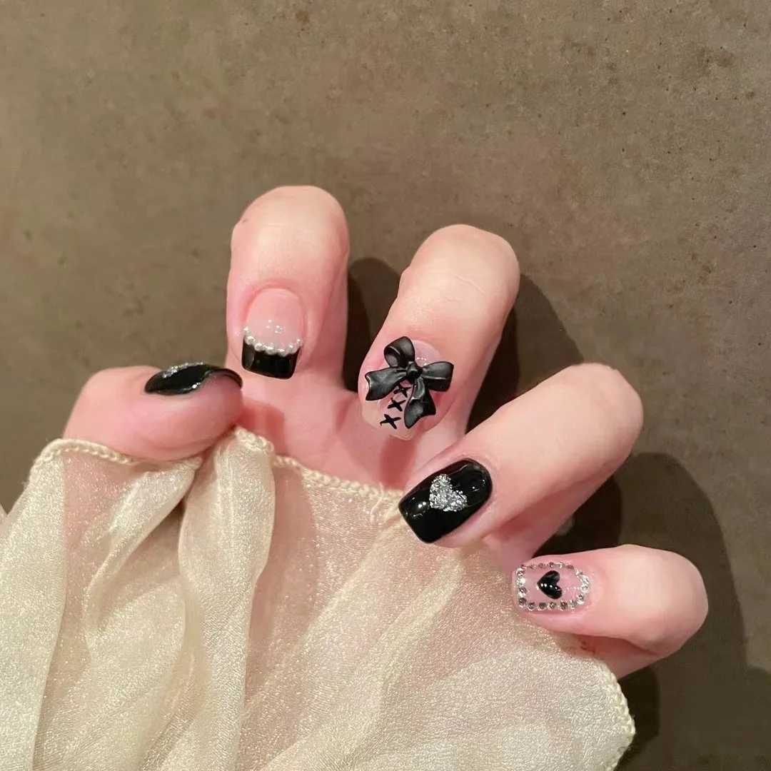 Short French Fake Nails Black Bow Design Press on Nail Tips with Glitter Love Heart Pattern Artificial Nail Tips for Girls 24pcsW250120
