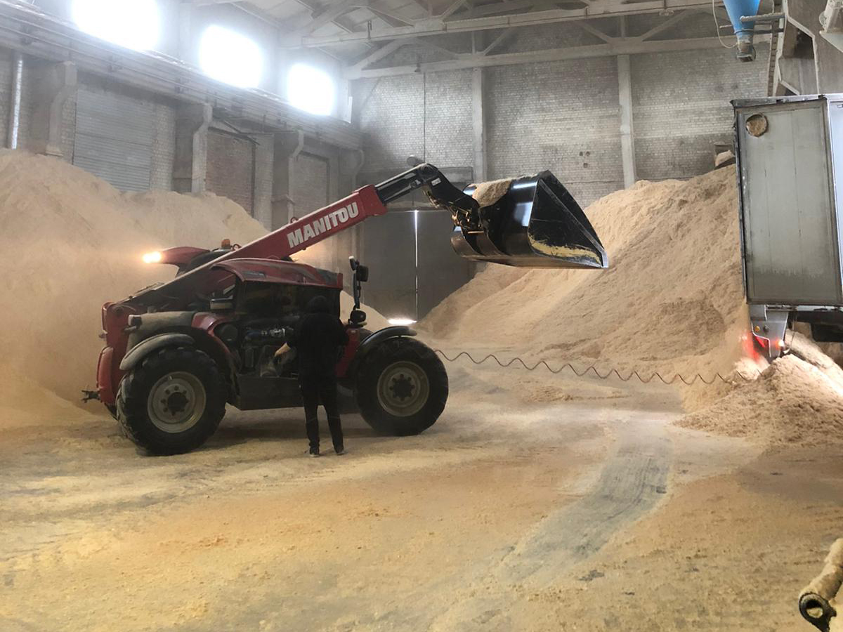 20kg Medium Leaf 100% Natural Pine Wood Shavings Dust-Free for Horse Bedding Pet Carriers & Travel Products Animal Type Bag